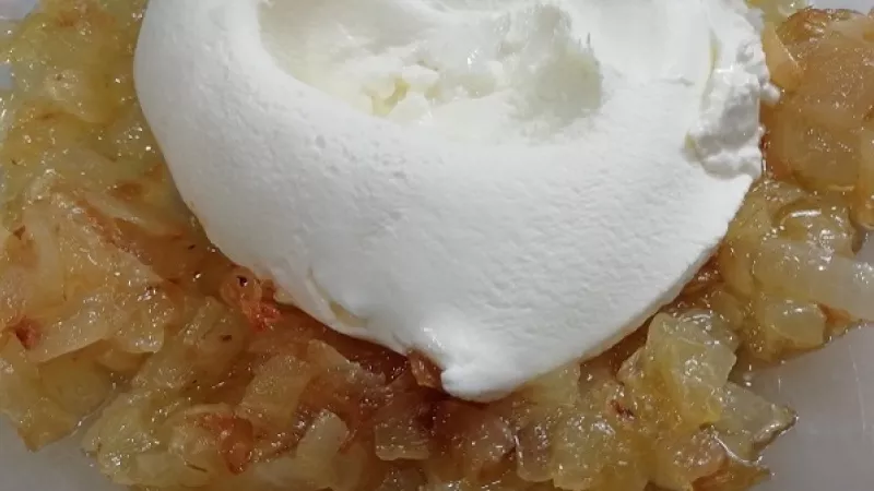 4. Keď nám cibuľa vychladne, primiešame smotanovú nátierku.