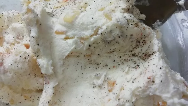 5. Cibuľovú nátierku dochutíme soľou, korením, ale aj paprikou.