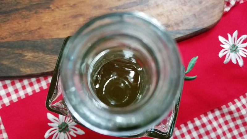 5. Jednoduchý olivový olej s medvedím cesnakom je fantastický do šalátov, polievok, omáčok. Má nádhernú farbu a zaujímavú chuť, obzvláštni nejeden šalátik.