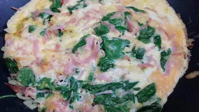 5. Panvicu prikryjeme pokrievkou a na miernom stupni omeletu dopečieme. Trvá to naozaj chvíľu, postačí, aby vajcia vytuhli aj zhora.