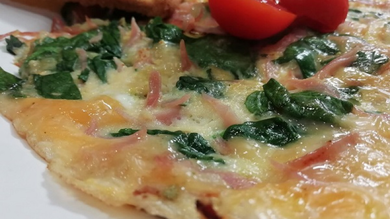 Tip Dobrej kuchyne: Na omeletu môžeme nastrúhať obľúbený tvrdý syr, obložiť ho aj nakrájanou mozzarellou. Dokonalá rýchla pochúťka.
Želáme vám dobrú chuť.