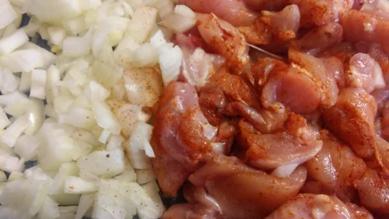 1. Pripravíme si mäso (kuracie, bravčové, alebo hovädzie), umyjeme ho, osušíme, nakrájame na menšie kúsky, okoreníme. Cibuľu nadrobno. Mäsko necháme postáť, môžeme si ho napácovať deň vopred s olivovým olejom.
