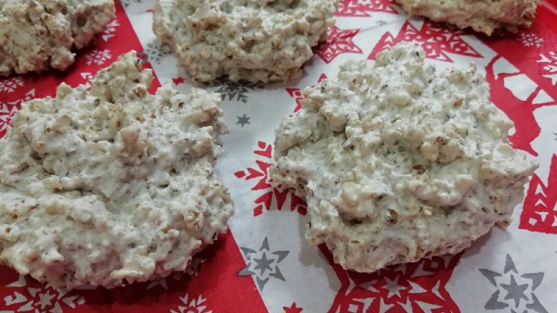 4. Pusinky sušíme/pečieme pri teplote 150 oC 10-15 minút, nie pridlho. Mali by mať ružovkastý nádych.