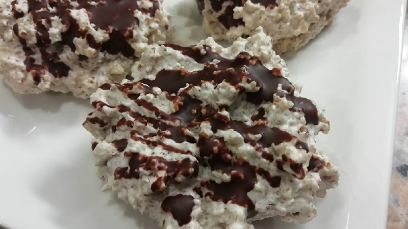 Tip Dobrej kuchyne: Orechové pusinky môžeme zdobiť aj tak, že do čokoládovej polevy namáčame polovicu. Čokoládovú časť posypeme cukrovými perličkami alebo nasekanými (pomletými) orieškami. Nádhera.
Sladká orechová dobrota.