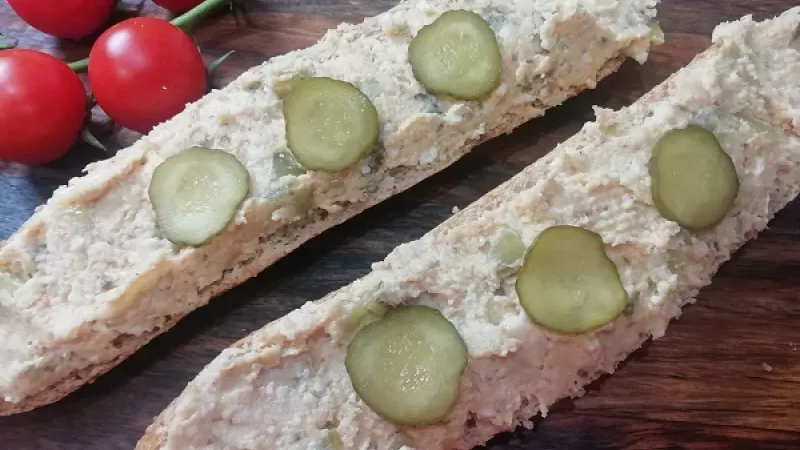 Najlepšia oškvarková pomazánka s uhorkami, domáci recept. 