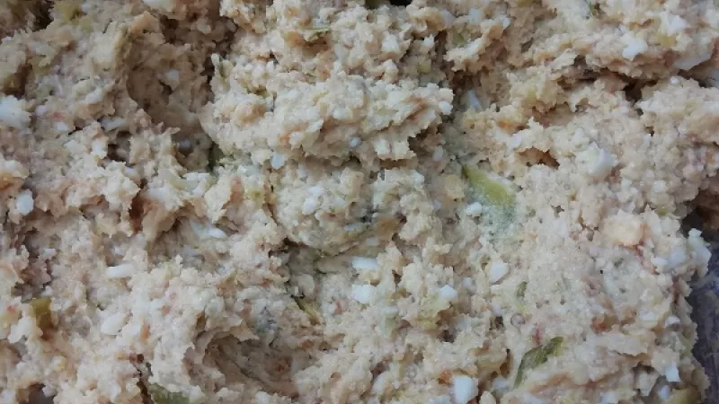 4. Všetky ingrediencie dobre premiešame, aby sa spojili chute. Oškvarkovú pomazánku je dobre nechať v chlade odpočinúť aspoň  30 minút, bude oveľa chutnejšia. Podávame ju na chlebíku alebo pečive. Ak máte výčitky, pridajte čerstvú zeleninu.