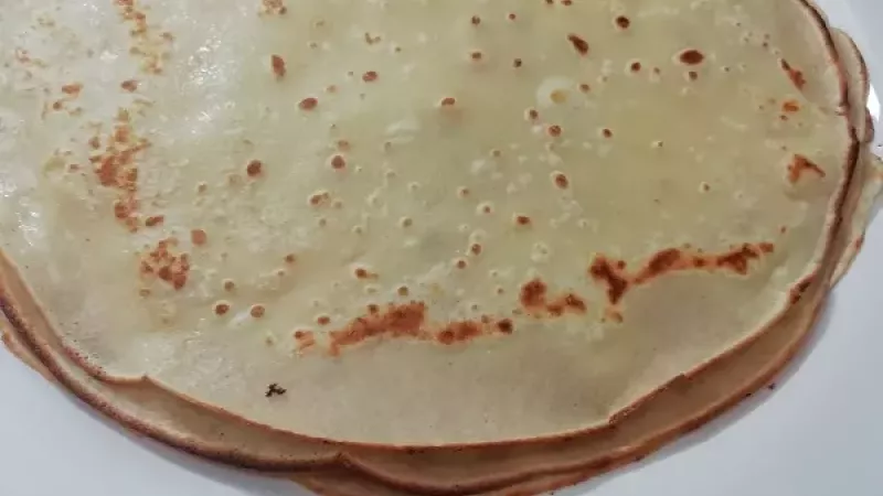 7. Množstvo cesta záleží od toho, aké hrubé palacinky si chceme upiecť. Hrnčekové palacinky pečieme z oboch strán dozlatista, keď sa tvoria hnedasté škvrny, tak je to správne, palacinky sú hotové. Môžeme plniť.