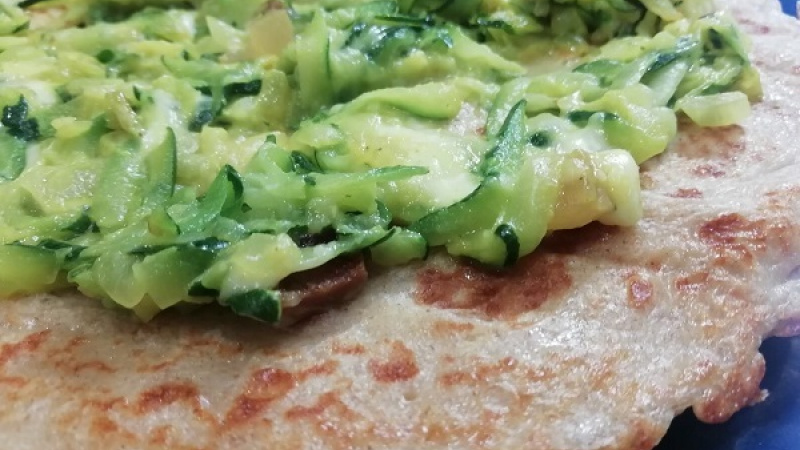 8. Teplé palacinky plníme restovanou cuketou, ktorá musí byť tiež horúca, aby palacinky neochladila. Nezabúdame, že voda z cukety musí byť odparená, cuketa mierne kašovitá. Palacinky s cuketou si zrolujeme.