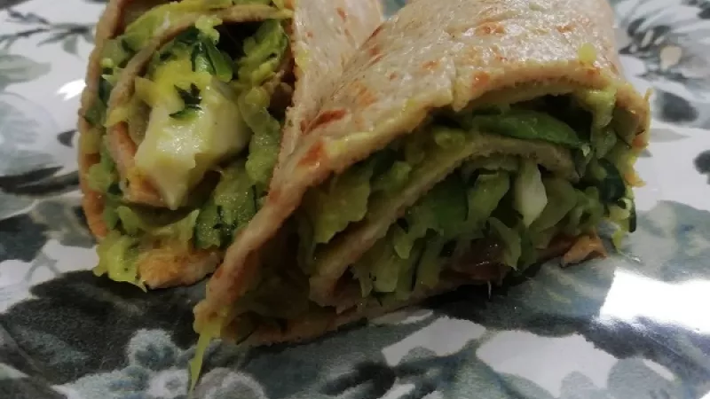 Tip Dobrej kuchyne: Nemáte doma cuketu, ale tekvicu? Aj náplň z tekvice bude úžasná. Vyskúšajte. 
Dobrú slanú palacinkovú chuť.