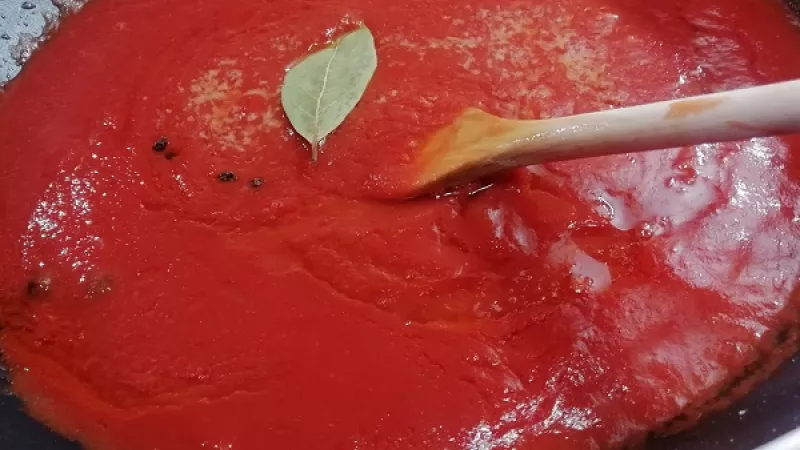 3. Pridáme korenie podľa chuti, prilejeme aj vodu podľa potreby, záleží akú hustú omáčku chceme. Povaríme 15 minút.
