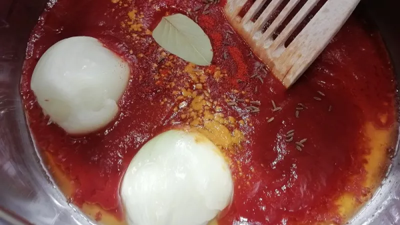 1. Cibuľu očistíme a rozrežeme napoly. Do hrnca pridáme olivový olej, rozohrejeme a pridáme cibuľu. Opražíme. Pridáme paradajkové pyré, trochu cukru, mletú červenú papriku, soľ, kurkumu (výborná na kĺby), čierne korenie, rascu a bobkový list.
