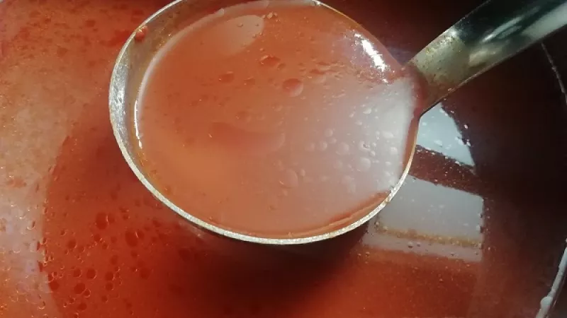 3. Ak je potrebné, polievku dochutíme. Môžeme pridať aj cukor, keď máte radi sladšiu. Namiesto pyré môžeme zvoliť aj lúpané krájané paradajky. Pri varení postupujeme rovnako. Nakoniec vyberieme bobkový list a čierne korenie, polievku rozmixujeme.