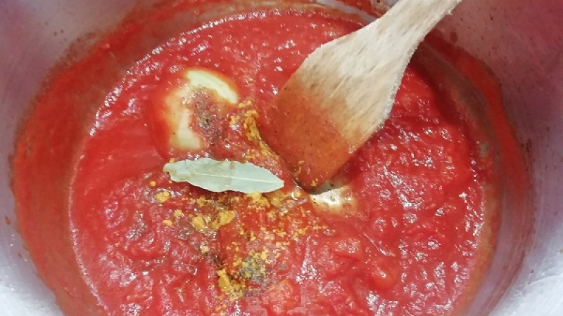 3. Paradajky restujeme približne 5 minút. Netreba zabudnúť ani na bobkový list, ktorý dodá na chuti. Keď si takto paradajky opražíme, paradajková polievka bude omnoho chutnejšia. Potom pridáme horúcu vodu cca 300 ml a povaríme 10 minút.