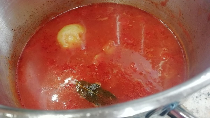 4. Vyberieme bobkový list (cibuľu nevyberáme, polievku dochutí, ale aj zahustí) a paradajkovú polievku rozmixujeme ponorným mixérom dohladka. Keď je paradajková polievka hustá, pridáme ešte horúcu vodu na zriedenie. Prevaríme.