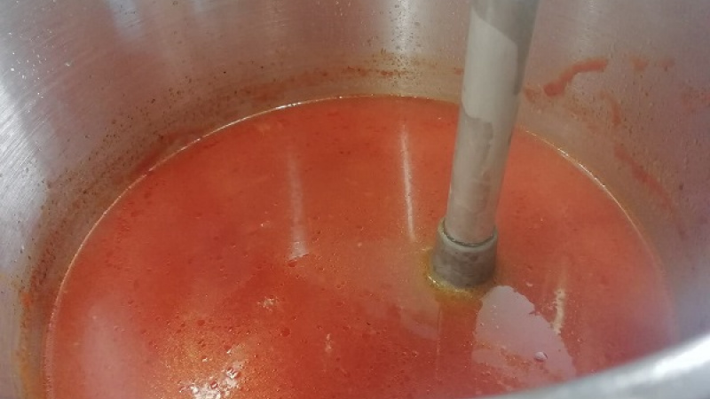 5. Na prípravu paradajkovej polievky s krupicovými haluškami môžeme zvoliť aj paradajkové pyré, ktoré nie je potrebné rozmixovať, ušetrí to čas. Samozrejme, domáce paradajkové pyré či polené paradajky sú najlepšie, omnoho chutnejšie.