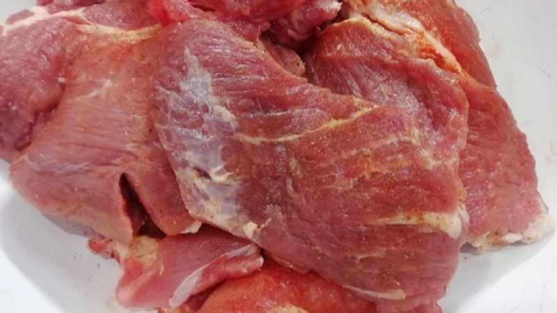 1. Bravčovú krkovičku umyjeme, dobre osušíme, nakrájame na rovnaké plátky hrúbky 1,5 cm. Jemne naklepeme, môžeme aj päsťou. Mäso okoreníme z oboch strán.