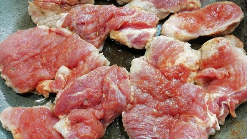 2. Kvalitnú panvicu rozohrejeme, pridáme olej. Nakorenené plátky bravčovej krkovičky opečieme na vyššom stupni z každej strany dozlatista, aby sa mäso uzavrelo.