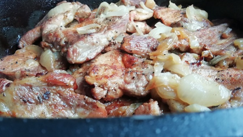 4. Krkovičku pečieme pri teplote 200 oC prikrytú alobalom (aby sa mäso nevysušilo) približne jednu hodinu, do mäkka. Ak je potrebné, podlejeme ju počas pečenia vodou.