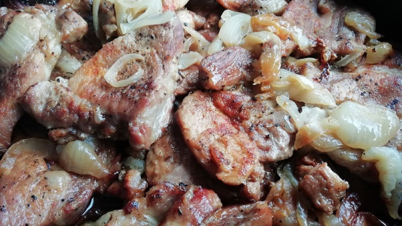 Tip Dobrej kuchyne: Máte radi pálivé? K pečeniu bravčovej krkovičky môžete pridať aj chilli korenie alebo nadrobno nakrájanú chilli papričku.
Dobrú delikátnu chuť.