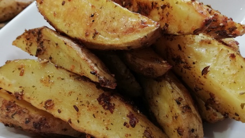 Tip Dobrej kuchyne: Pečené zemiaky sú vynikajúce k mäsu dusenému či pečenému, zeleninovým jedlám a omáčkam, k čerstvým šalátom, úžasné sú aj bez všetkého. Mňam.
Dobrú chuť želáme.
