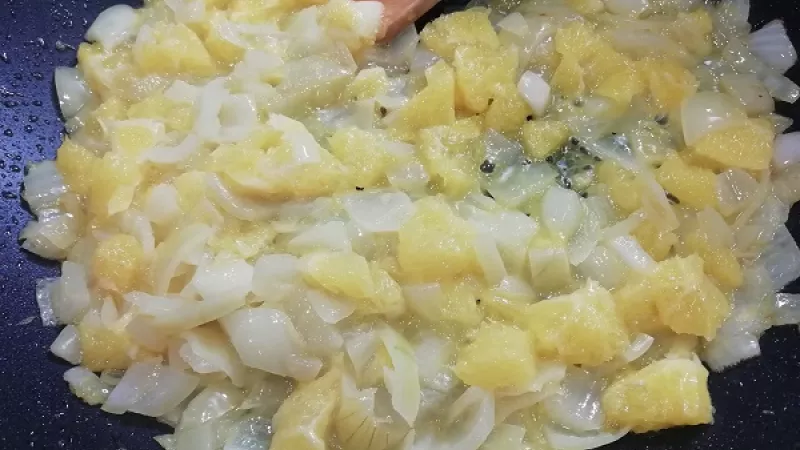 5. Pomaranč spolu s cibuľou orestujeme, postačí naozaj zopár minút, šťava sa zredukuje.