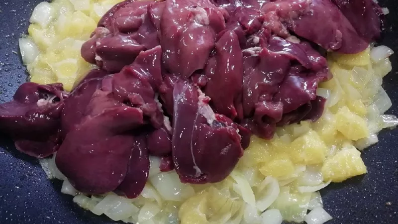 6. Pridáme pečienky, ktoré budeme za stáleho miešania restovať, aby sa zatiahli, zbledli.