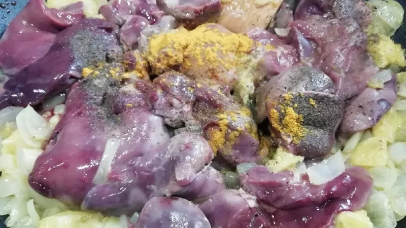 7. Pečienky dochutíme mletým čiernym korením, kurkumou, rascou. Soľ ešte nepridávame.