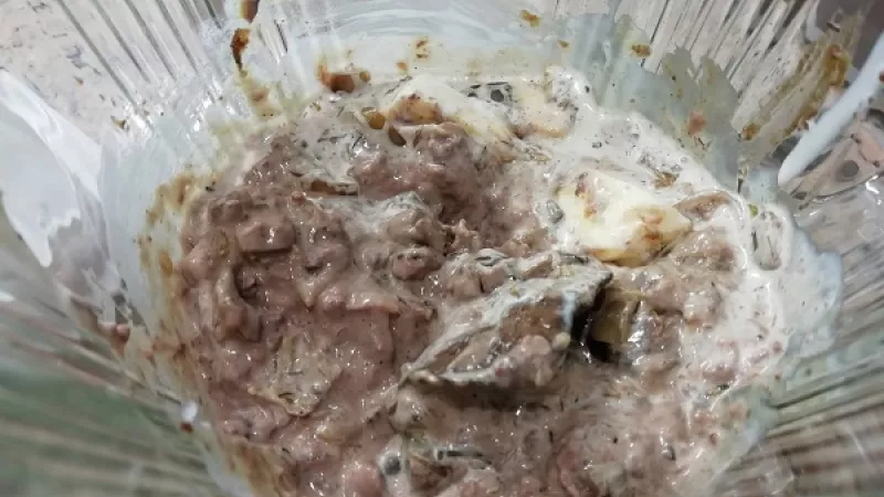 10. Takto pripravené pečienky necháme trochu vychladnúť, tak pridáme do mixéra rozmixovať.