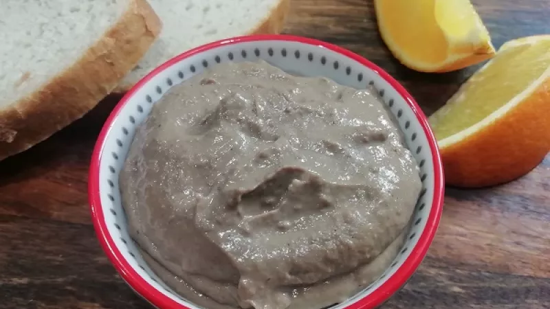  Tip Dobrej kuchyne: Vychladenú domácu pečeňovú paštétu s pomarančom dáme do pohárov, uzavrieme a uložíme do chladu, aby vytuhla. Na druhý deň chutí úplne úžasne, chute sa nádherne prepoja.
Dobrú paštétovú chuť.