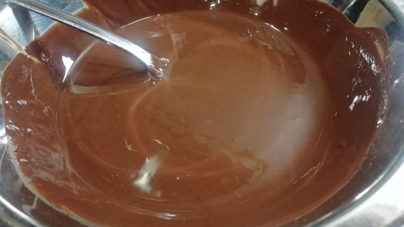 8. Nad parou roztopíme čokoládu s olejom, vrch muffiniek máčame v poleve. 
