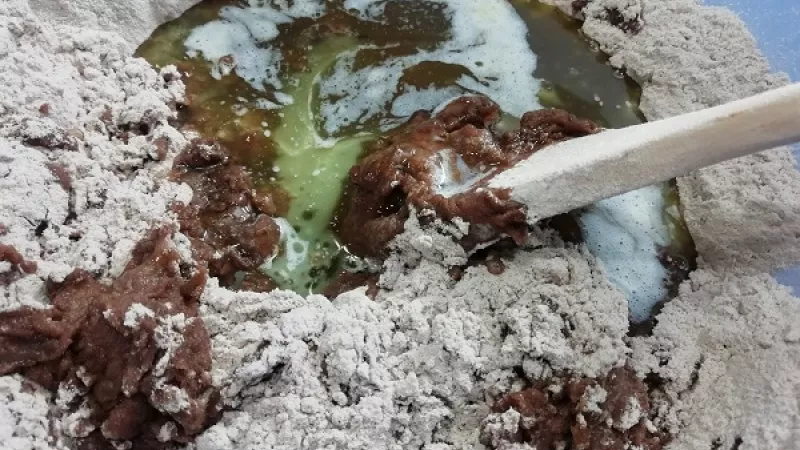 2. Ak máme med hustý, necháme si ho rozpustiť. Maslo tiež roztopíme. Med a maslo musia byť len vlažné, nikdy nepridávame horúce.