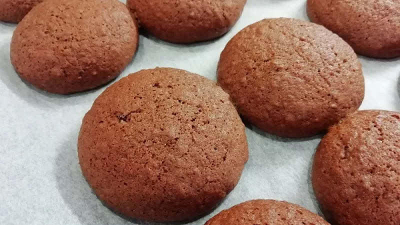 7. Polevu si môžeme pripraviť podľa chuti, citrónovú, rumovú, alebo aj klasickú čokoládovú. Cukrová by nemala byť veľmi hustá, ešte vyschne.