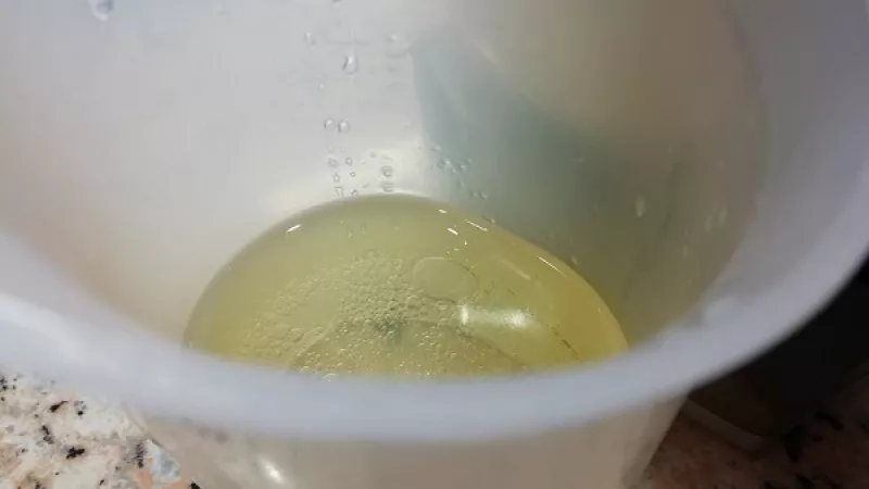 3. Odmeriame horúcu vodu 1,5 dl a slnečnicový olej, tiež 1,5 dl. Tekutiny budeme prilievať postupne.