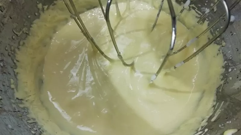 4. Do vaječnej zmesi prilievame po kvapkách, postupne zašľaháme aj horúcu vodu, slnečnicový olej.