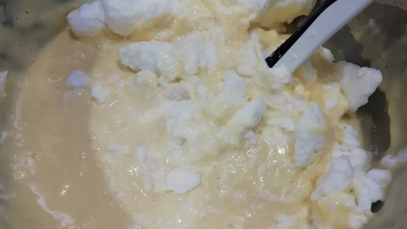 6. Nakoniec si varechou jemne primiešame tuhé bielky, ktoré sme mali bokom. Dodajú nadýchanosť.
