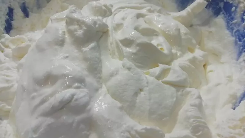 9. Vyšľahanú šľahačku dochutíme práškovým cukrom. Nakoniec varechou primiešame kyslú smotanu.