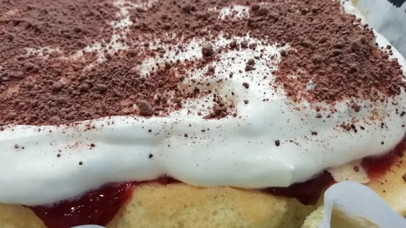 15. Nakoniec si piškótový koláč posypeme nastrúhanou čokoládou, zvoliť môžeme aj obľúbené granko.