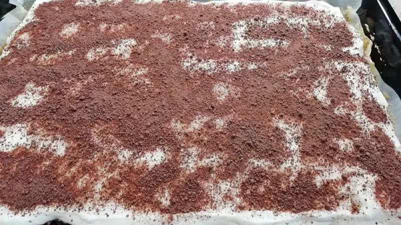 16. Takto pripravený koláčik necháme dobre zachladiť aspoň na jednu hodinu, je však ťažké mu odolať.