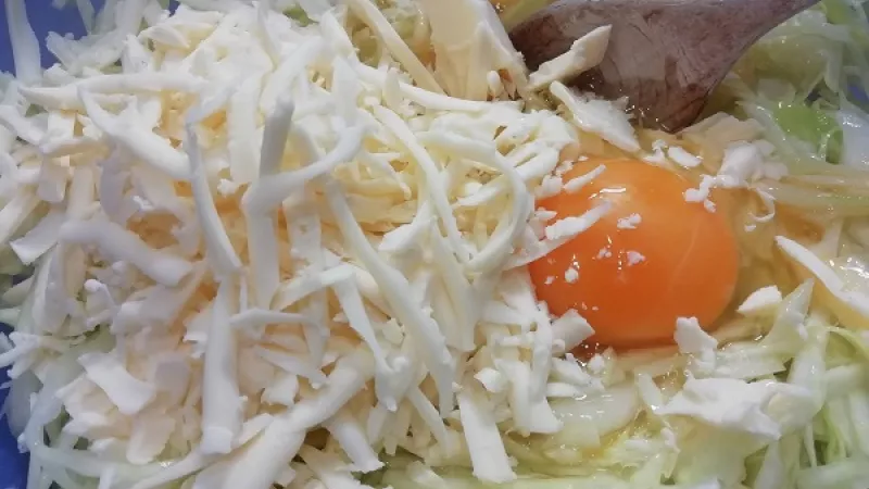 2. Pridáme vajcia, 2-3 kusy, podľa veľkosti, potreby. Obľúbený syr (eidam, gouda, mozzarella) nastrúhame nahrubo.