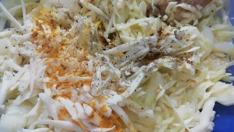 3. Množstvo vajec záleží od množstva kapusty. Pridáme mleté čierne korenie, drvenú (mletú) rascu, kurkumu, soľ.