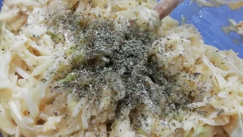 5. Placky dochutíme ešte sušeným majoránom, ak ho obľubujeme. Môžeme zvoliť aj iný druh korenia, napr. chilli.