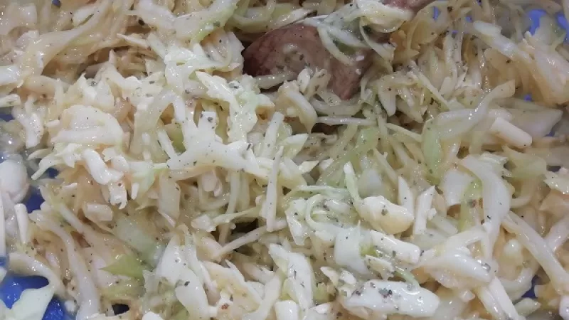 6. Cesto na kapustové placky by nemalo byť ani príliš husté, ani riedke. Ak je potrebné, pridáme vajce alebo múku.