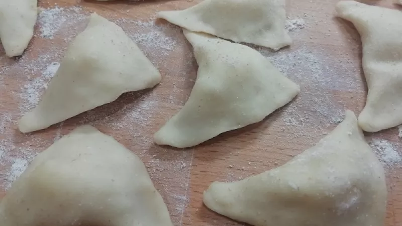 4. Pirohy si môžeme aj zamraziť. Je však potrebné ich zamraziť najprv jednotlivo. Keď sa zvonku trošku zamrazia (stvrdnú), potom ich môžeme ukladať do igelitového vrecúška, plastovej misky. Je veľmi dôležité, aby sa nezlepili. Pri varení by sa potom mohli 