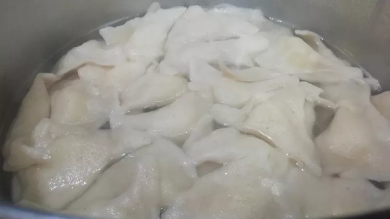 5. Hotové pirohy varíme vo veľkom hrnci, aby mali miesto. Keď voda zovrie, pridáme lyžičku soli. Keď pirohy vyplávajú, varíme ich približne 5 minút, podľa potreby. Najlepšie je ich ochutnať, či sú už uvarené. Dávame aj pozor, aby sa nerozvarili.