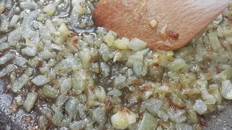 6. Cibuľu očistíme a nakrájame nadrobno. Na masle ju orestujeme, maslo pekne zavonia, cibuľa by mala mať zlatistú farbu. Uvarené a scedené pirohy polejeme orestovanou cibuľou, môžeme pridať aj kyslú smotanu. Pri sladkej verzii pridáme iba opražené maslo.