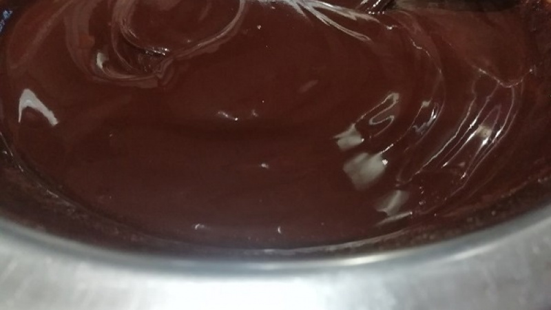 1. Nad parou roztopíme maslo s čokoládou a to tak, že menší hrniec so surovinami vložíme do väčšieho hrnca s vodou.