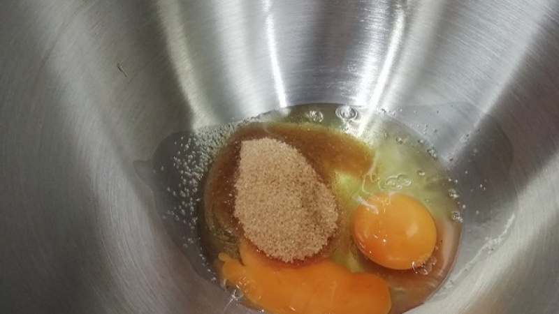2. Čokohmotu necháme vychladnúť. Do väčšej misky pridáme vajcia (najlepšie izbovej teploty) a trstinový (kryštálový) cukor.