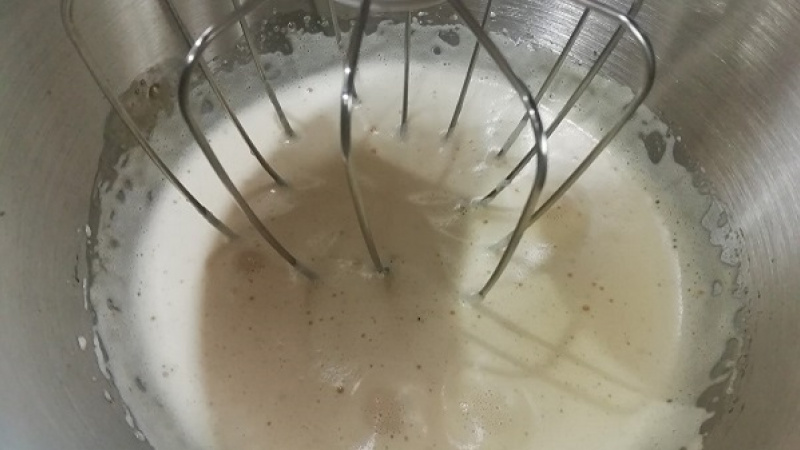 3. Ručným mixérom alebo v kuchynskom robote vyšľaháme vajcia s cukrom do nadýchanej peny. Trvá to iba zopár minút.