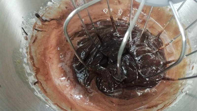 4. Do vaječnej zmesi postupne zašľaháme vlažnú čokoládovú hmotu. Nakoniec pridáme vanilkovú esenciu alebo vanilku.