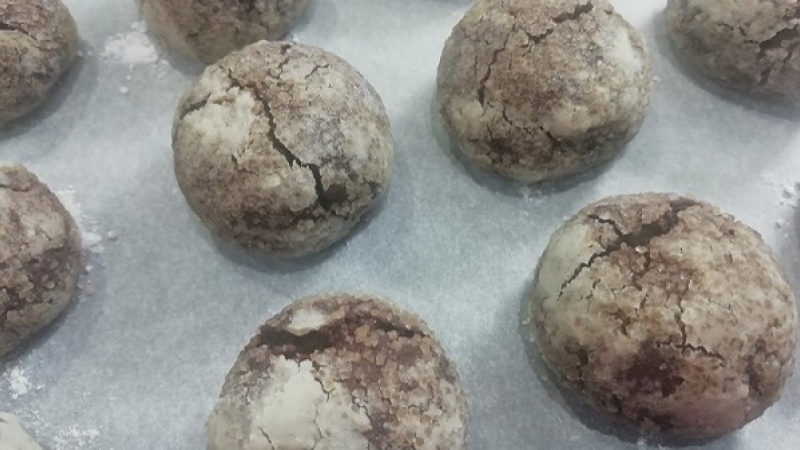 Upečené čokoládové crinkles necháme vychladnúť, sú krehké. Keď zvolíme biely cukor, sú biele, ak trstinový sú do hneda.